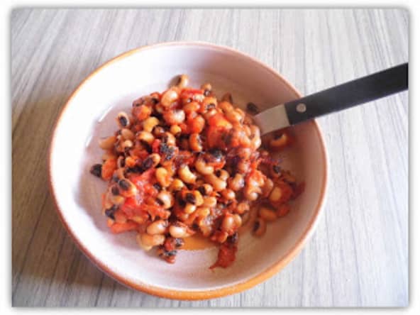 Oeil noir dans la mer rouge