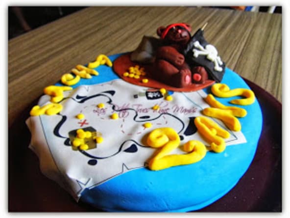 Le gâteau caché d'anniversaire Piranours, le nounours pirate !