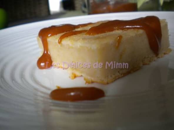 Gâteau aux pommes râpées, sauce caramel au beurre salé
