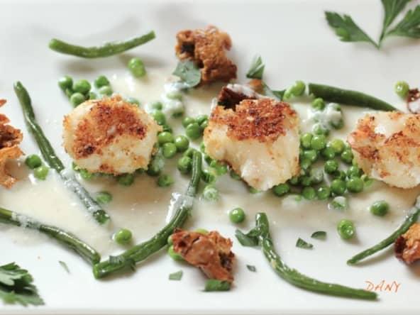 Noix de saint-jacques panées, girolles et crème d'échalote