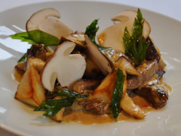 Émincé de chevreuil minute aux bolets et sel de genièvre 