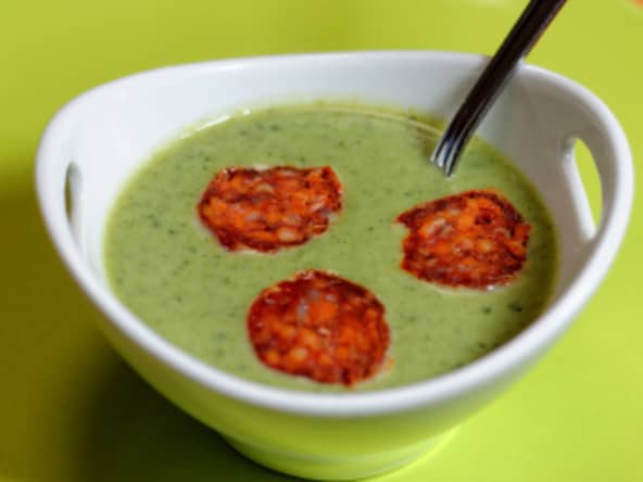 Velouté de mâche agrémenté de rondelles de chorizo