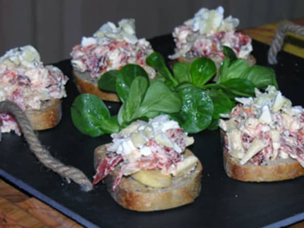 Tartine au fromage de chèvre, pomme et chorizo