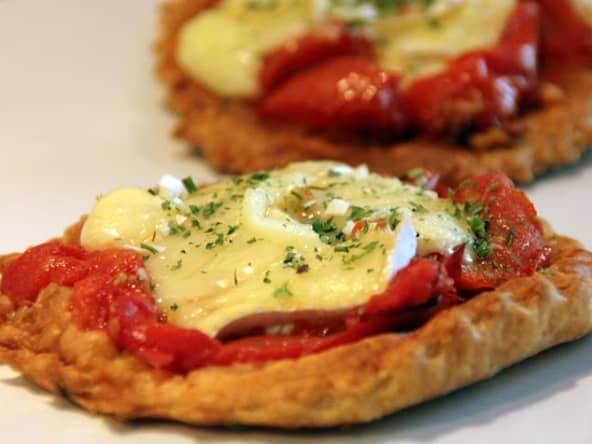 Pizette feuillettée à la tomates rôties