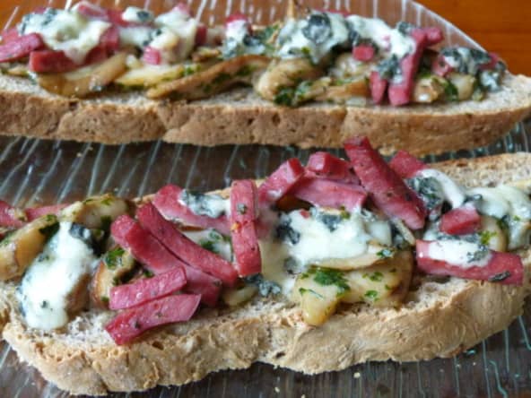 Tartines cèpes, canard fumé au Roquefort