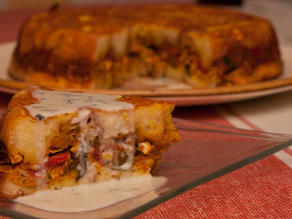 Gasteau , poulet , ratatouille , accompagné d'une sauce roquefort