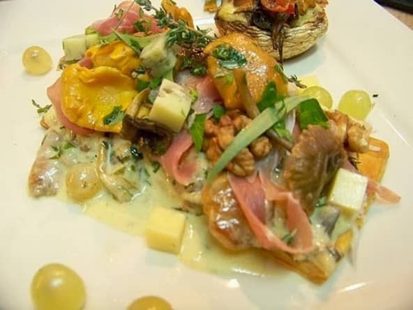 Fine Tartelette d'automne savoyarde aux girolles et chanterelles, crème au Morbier et estragon