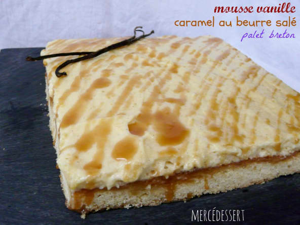 Entremet mousse vanille et sa sauce caramel beurre salé sur sablé breton