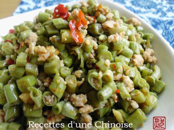 Wok de haricots longs fermentés de la cuisine du Hunan (Chine)