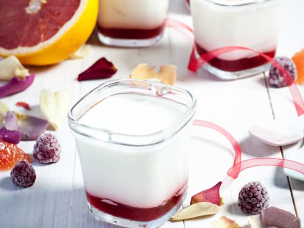 Yaourt maison à la rose sur coulis de framboise et de pamplemousse