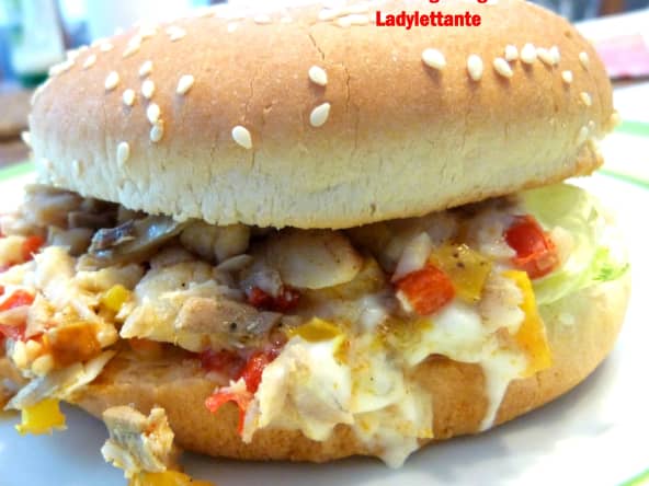 Délicieux hamburger aigre doux au poisson