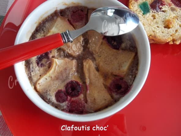 Clafoutis choc aux poires, aux framboises et au chocolat