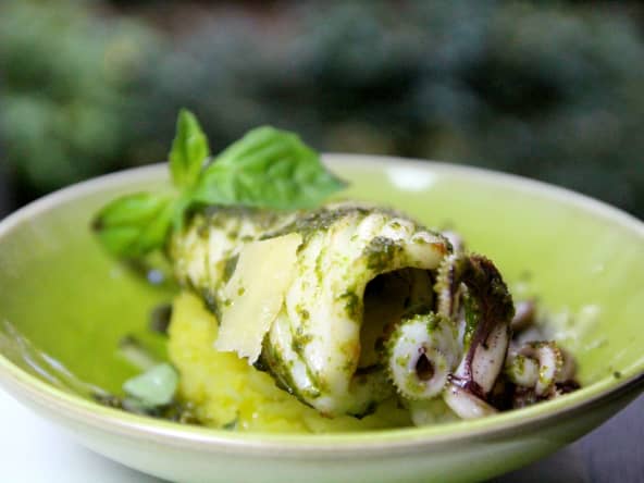 Calamars frais au pesto sur un écrasé de pomme de terre