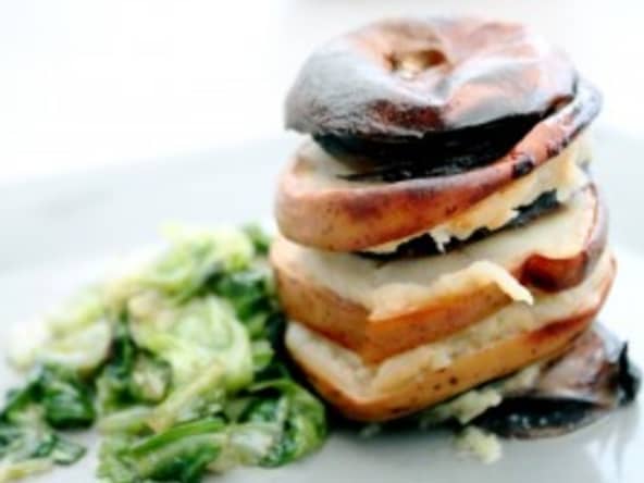 Pommes cuites et andouille de Guémené, embeurrée de salade chicorée