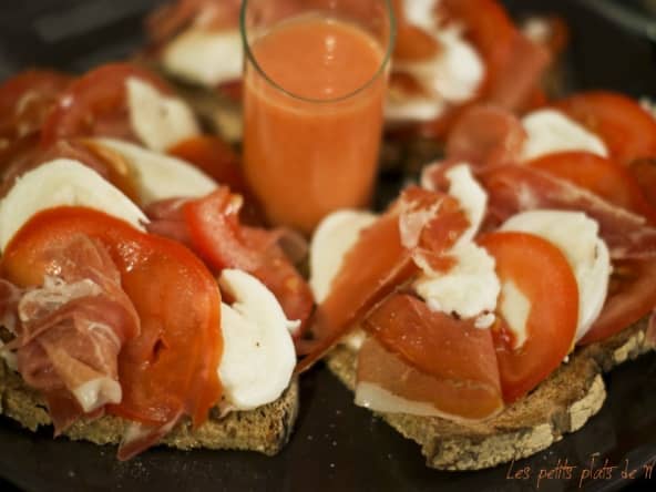 Tartine Tomate, Mozza, Jambon de parme et coulis de tomates