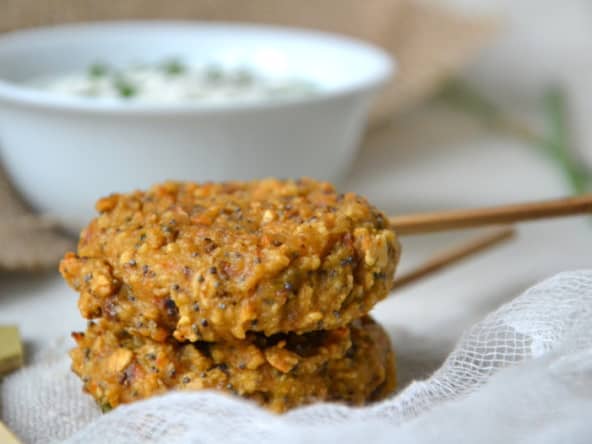 Galettes-sucettes apéritives et végétales faciles et rapides aux tomates séchées, graines de pavot et ciboulette
