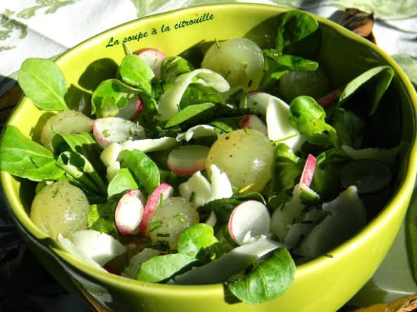 Salade de mâches, radis et raisins au fromage de brebis
