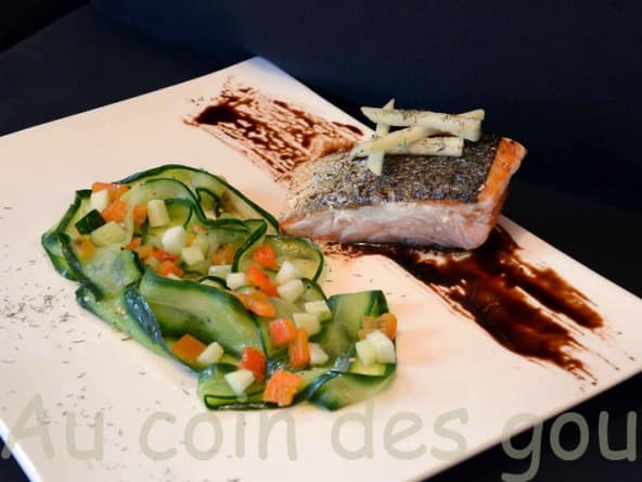 Pavé de saumon-tagliatelles de concombre, poivron et pomme granny smith