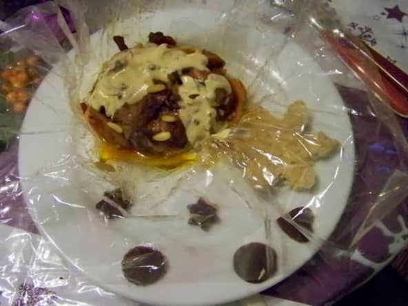 Papillotes de foie gras aux épices, sanguins, tagliatelles de carottes et poireaux petite sauce crémeuse au Marsala