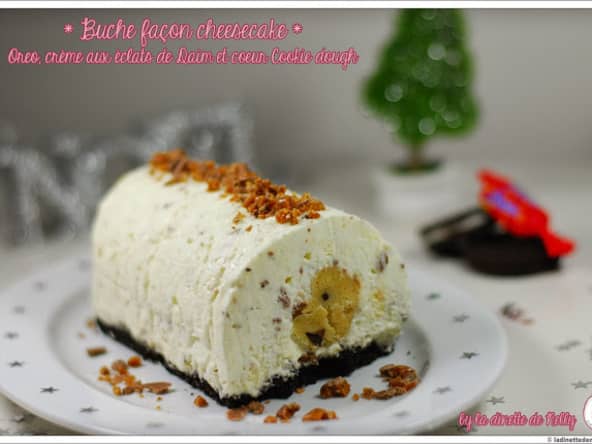 Buche de Noel façon cheesecake sans cuisson aux biscuit Oreo, éclats de daim et coeur Cookie dough