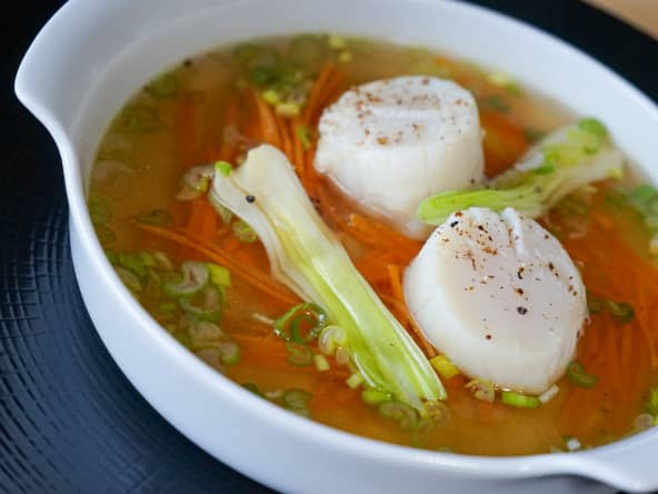 Nage de saint-jacques aux petits légumes