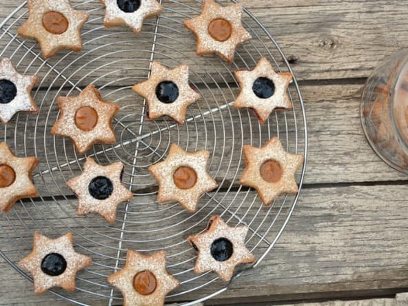 Etoiles de Noël au praliné et à la confiture pour les enfants