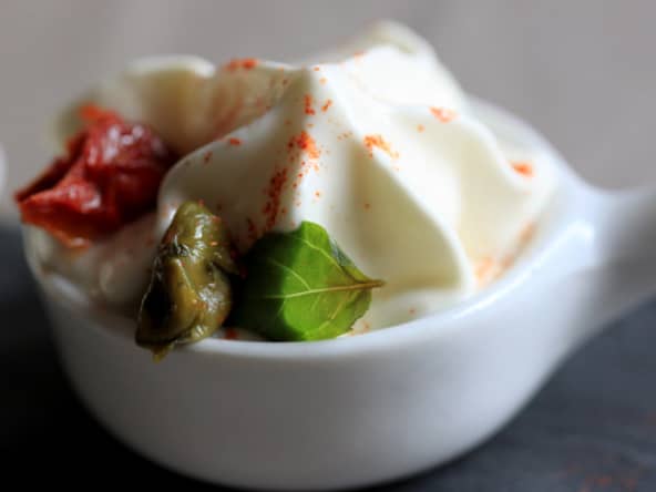 mousse de parmesan aux tomates séchées, basilic, câpres