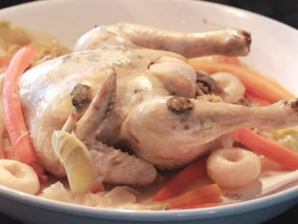 Poularde pochée à la truffe et sauce suprême, un grand classique de la cuisine française