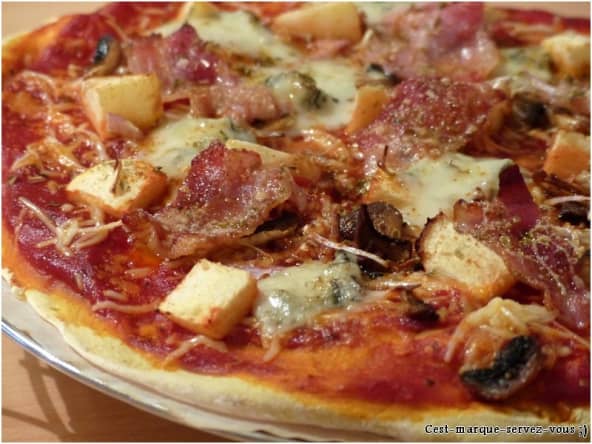 Pizza bacon pomme gorgonzola