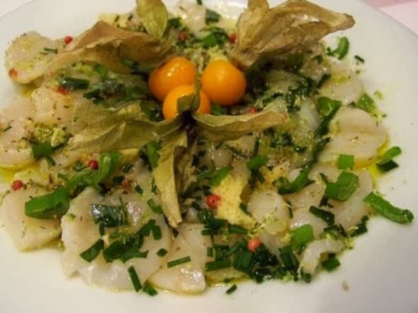 Carpaccio de St Jacques aux herbes fines et à l'huile de truffe