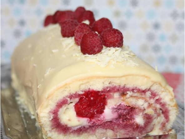 Bûche de noël au mascarpone, chocolat blanc et framboise