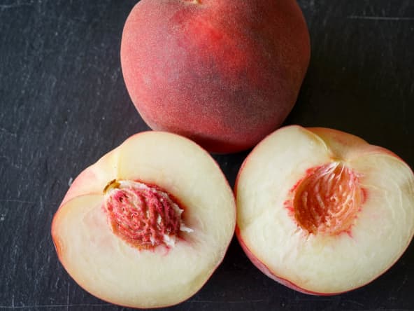 Pêches au vin rouge épicé (girofle, cannelle, poivre de Sichuan... )