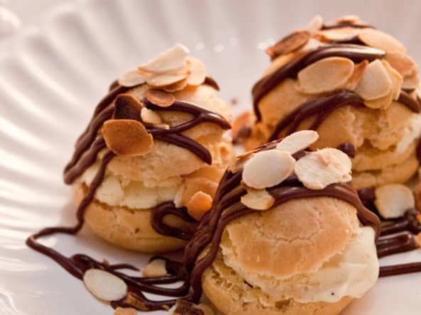 Profiteroles à la crème glacée vanille, sauce chocolat et amandes pour les fêtes
