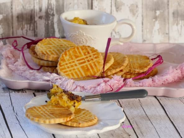 Galettes bretonnes et compote pomme orange aux copeaux de chocolat