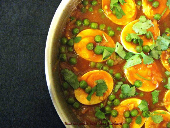 Curry d'oeufs durs aux pois verts (anda mutter kari)