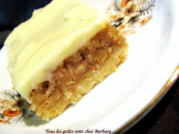 Carrés aux noix et leur glaçage au fromage