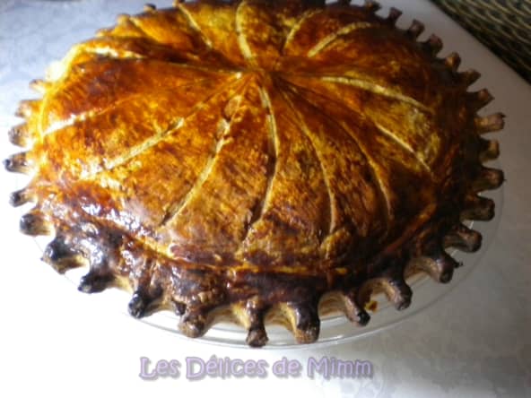 Galette des rois à la crème d'amandes et compote d'abricots secs à la tonka