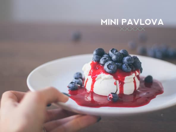Mini Pavlova myrtilles et coulis de framboise