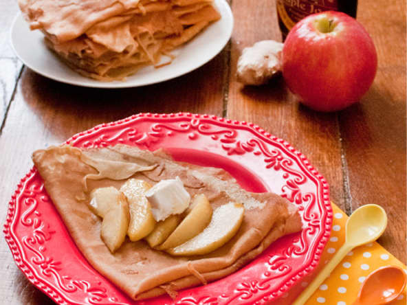 Crêpes aux pommes caramélisées au gingembre et au sirop d'érable