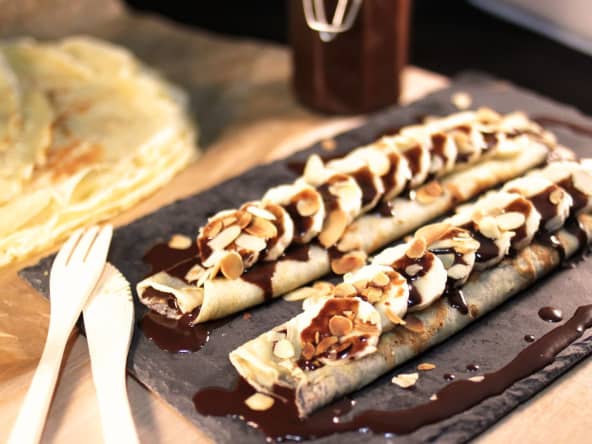 Crêpes sauce chocolat, bananes et amandes effilées d'après Pierre Hermé