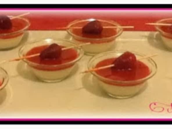 Panna cotta avec coulis de fraise