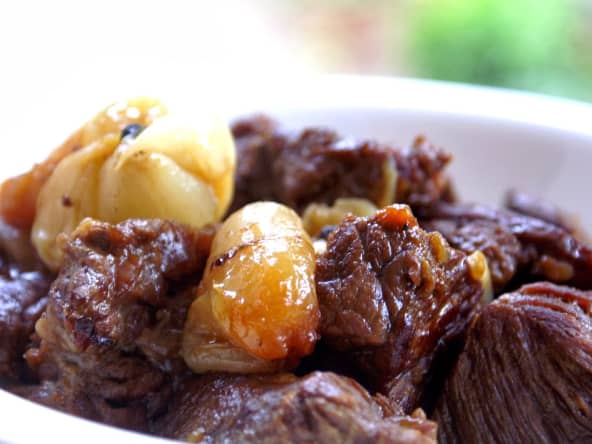 Boeuf mijoté aux oignons et aromates