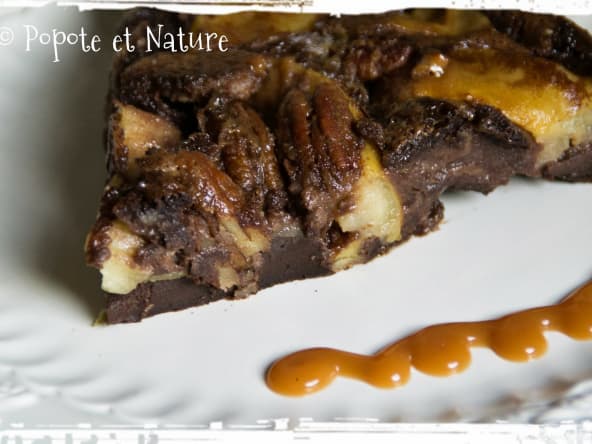 Clafoutis au chocolat et aux pommes au caramel beurre salé avec des noix de pécan