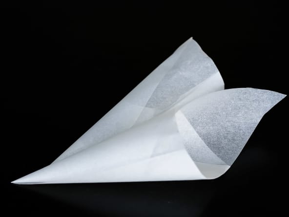 Former un cornet en papier sulfurisé pour les décors de pâtisserie et le cake design