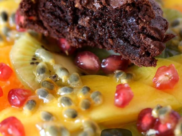 Carpaccio de fruits et biscuit chocolat noir intense