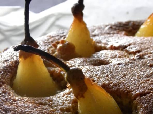 Gâteau aux poires pochées à la vanille, amandes et praliné