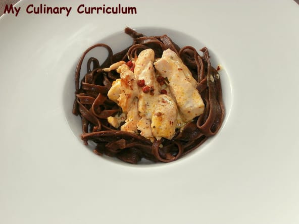 Tagliatelles au cacao, piment et poulet curry et baies roses.