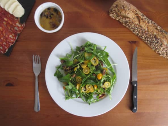 Salade de roquette, kumquats, raisins secs et noix