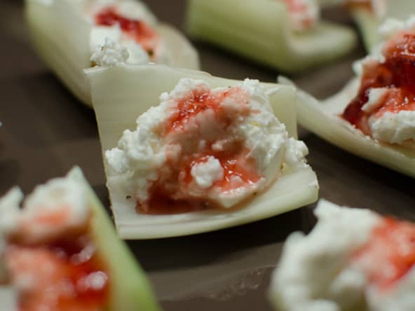 Bâtonnets de céleri au chèvre frais et à la confiture de fraise
