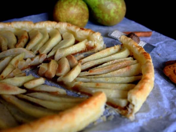 Tarte spéculoos-poires au miel épicé